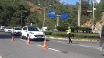 Trafik polisleri Marmaris girişinde sürücüleri uyardı, çocuklara hediye dağıttı