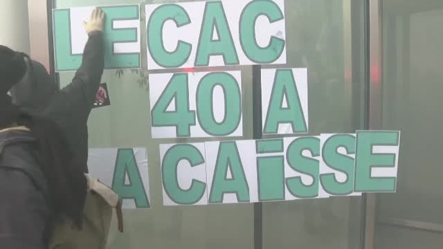 Manifestantes en contra de la reforma de la edad de la jubilación toman el edificio de la Bolsa en París