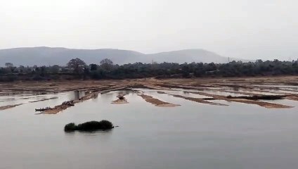 Tải video: नर्मदा-तवा को कर दे रहे छलनी, बना लिए रास्ते, बांद्राभान सड़क पर बिखरी है रेत