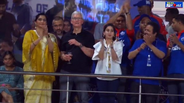 Apple CEO Tim Cook enjoys DC vs KKR Match with Sonam Kapoor in Delhi | Tim Cook Arun Jaitley Stadium