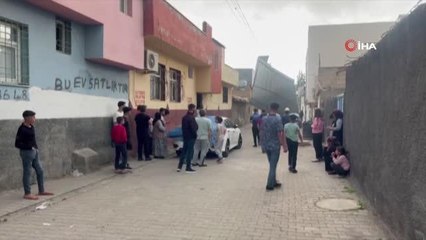 Ceylanpınar'da şiddetli rüzgar çatıları uçurdu