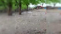 Yumurta büyüklüğünde yağan dolu taneleri şaşkına çevirdi