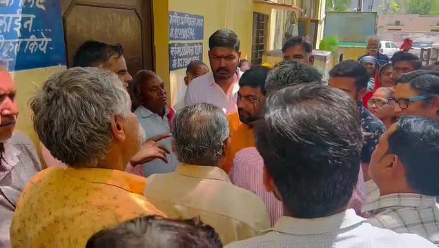 परेशान लोगों का फूटा गुस्सा, सहायक अभियंता को गंदा पानी पिलाने की कोशिश