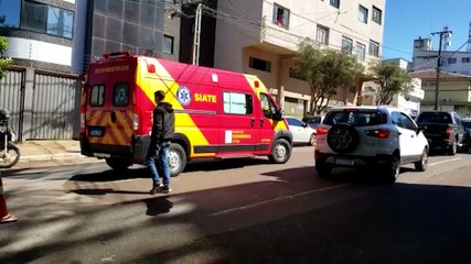 Outra! Moto colide na traseira de automóvel e motociclista é atendido pelo Siate