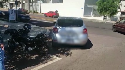 Carro e moto se envolvem em acidente na Rua Vicente Machado com Rua da Bandeira