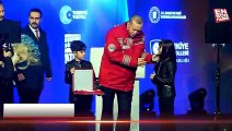 Cumhurbaşkanı Erdoğan küçük çocuğun hediye ettiği Türk Bayrağı’nı öptü