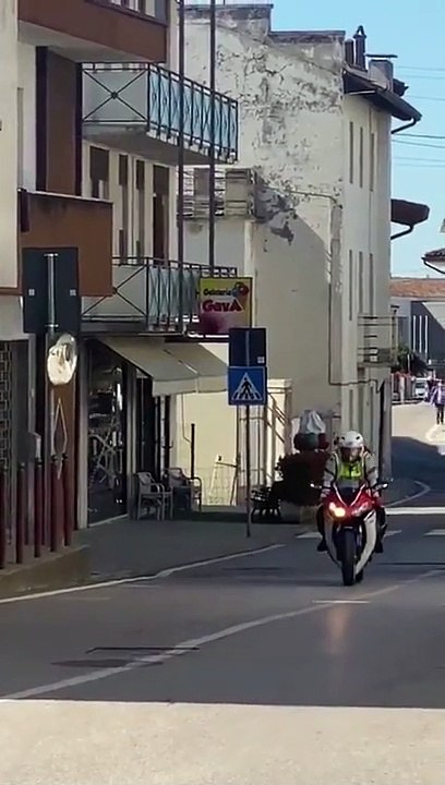 Un papy en vélo traverse en pleine course cycliste... douloureux