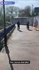Des policiers réquisitionnent des vélos dans la rue pour rattraper un suspect