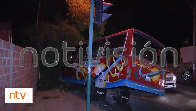 Micro impactó contra un árbol presumen fallas mecánicas