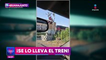 Tráiler intenta ganarle el paso a un ferrocarril y termina volcado