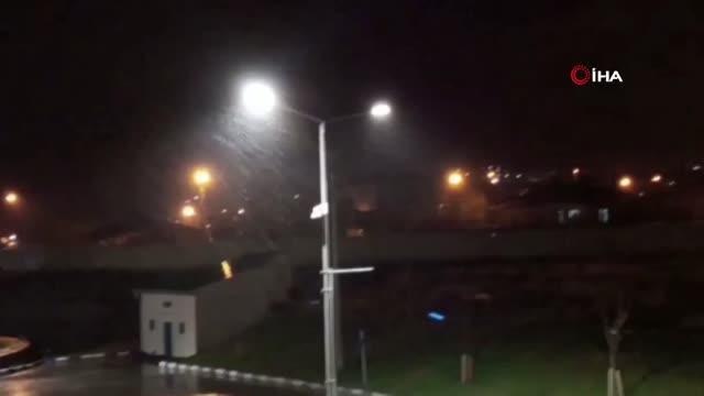 Van'da sağanak yağış etkili oldu, cadde ve sokaklar göle döndü