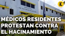MÉDICOS RESIDENTES DEL HOSPITAL SALVADOR B. GAUTIER PROTESTAN CONTRA EL HACINAMIENTO, BASURA Y FALTA DE AGUA EN EL CENTRO