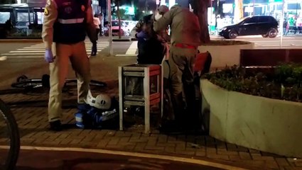 Ciclista envolvida em acidente de trânsito na Av. Brasil é socorrida pelo Siate
