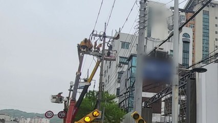 아파트 380세대 한때 정전..."크레인이 전선 건드려" / YTN