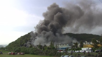 밀양 한국카본 2공장 큰불...소방 대응 2단계 발령 / YTN