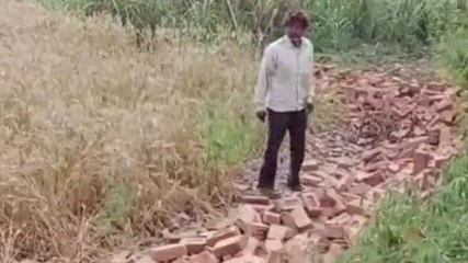 बिजनौर:दबंगों के हौंसले बुलंद,गरीब की दीवार को गिराया