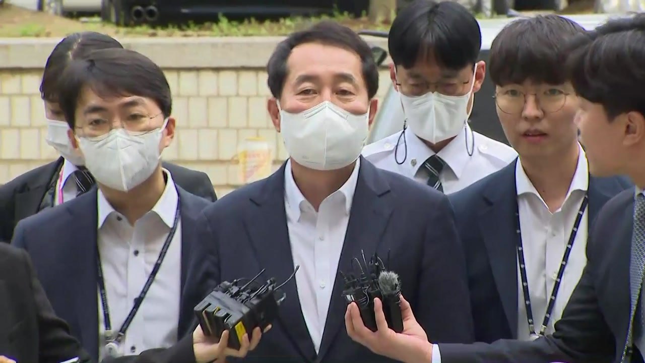 '돈 봉투 의혹 핵심' 강래구, 구속영장 심사 출석..."언젠가 말할 날 있을 것" / YTN