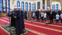 الرئيس السيسي يؤدي صلاة عيد الفطر المبارك بجانب أبناء الشهداء بمسجد المشير طنطاوي