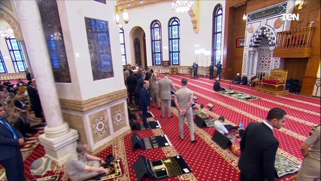 شاهد..أبناء الشهداء بجانب الرئيس السيسي خلال شعائر صلاة عيد الفطر المبارك