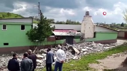 Diyarbakır’da fırtına minareleri yıktı, çatılar uçtu