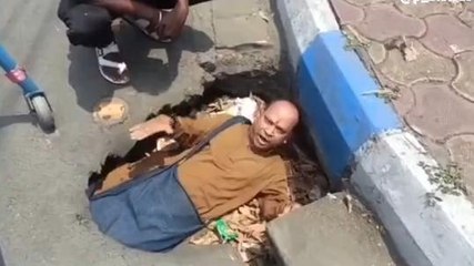 উঃ২৪পঃ এই দৃশ্য দেখে ভিড় জমে গেল ! রাস্তার গর্তে ঢুকে পড়ে যে কাণ্ড করলেন