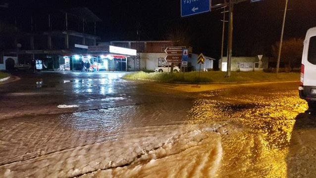 4.6'lık depremle sarsılan Elazığ'da sağanak! Bingöl kara yolunda ulaşım tek şeritten sağlandı
