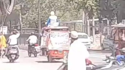अलीगढ़: में ई-रिक्शा की छत पर बैठकर नामांकन करने पहुंचे पार्षद पद के प्रत्याशी, वीडियो वीडियो