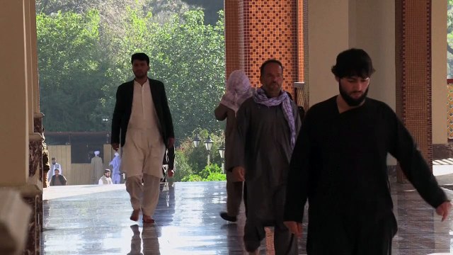 سكان كابول يؤدون صلاة عيد الفطر