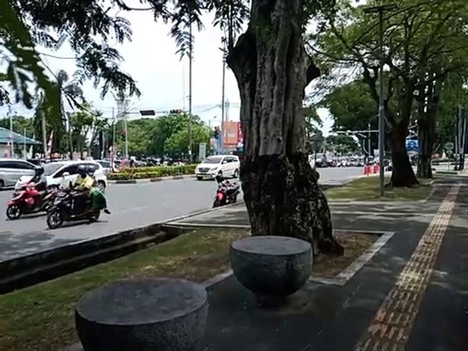 Mencuci di Sungai Berwarna Hijau