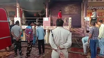 VIDEO देखिएं कहां... कपड़ा दुकान में लगी भीषण आग