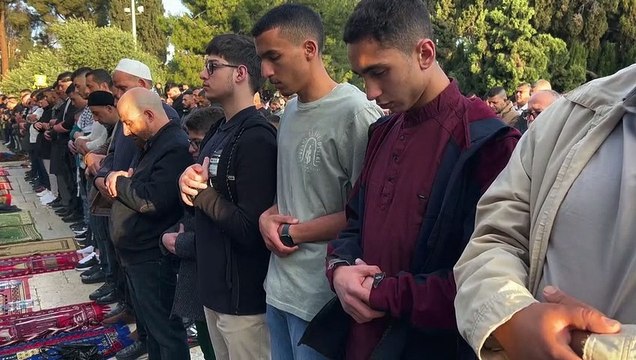 آلاف الفلسطينيين يؤدون صلاة عيد الفطر في المسجد الأقصى