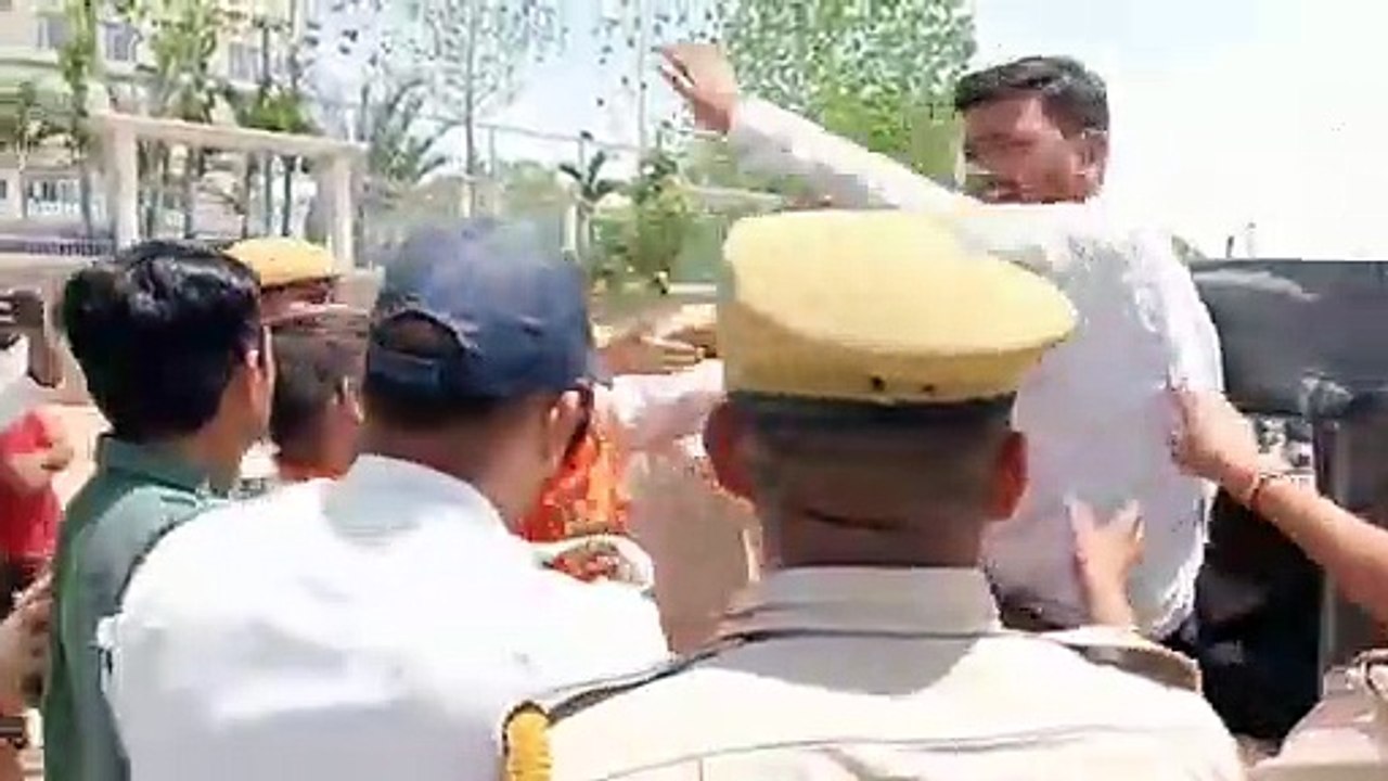 प्रदर्शन करने पहुंचे एबीवीपी कार्यकर्ताओं को दबोचा