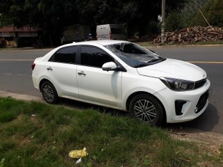 Mâu thuẫn ở tòa, nam thanh niên chặn đường, đập phá xe ô tô