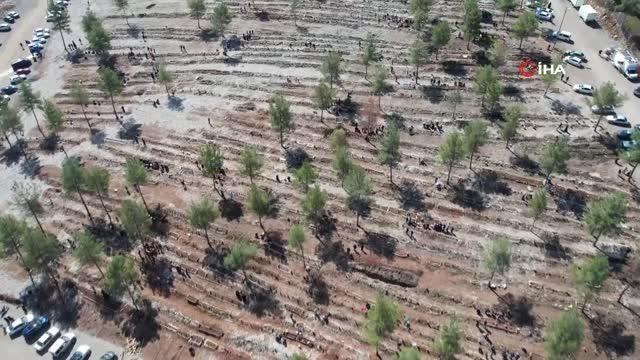 Depremin merkez üssünde mezarlıklarda duygu dolu bayram ziyareti