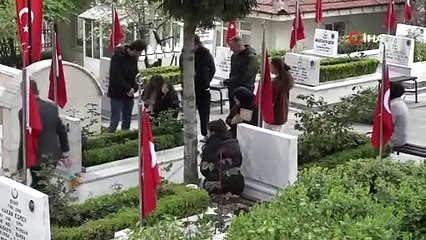 Bursa'da şehit yakınları bayramın ilk ziyaretinde şehitliğe koştu