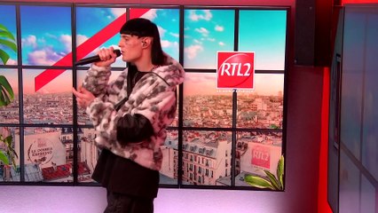 LIVE - Aime Simone interprète "Shining Lights" dans Le Double Expresso RTL2 (21/04/23)
