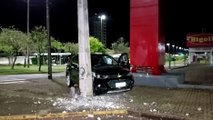 Condutor abandona Tracker após colidir contra poste na Tancredo Neves