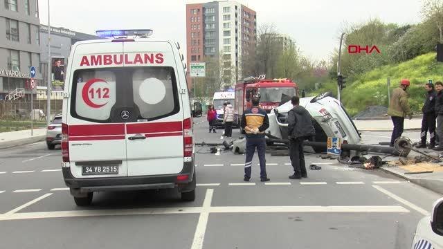 KAĞITHANE'DE AYDINLATMA DİREĞİNE ÇARPAN OTOMOBİL TAKLA ATTI 2 YARALI