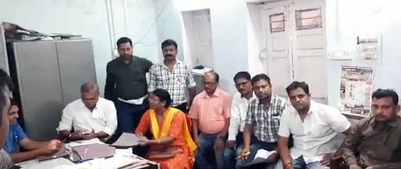 लोकायुक्त टीम के बीच में गुलाबी शर्ट में उपयंत्री बाबूराम चौरसिया