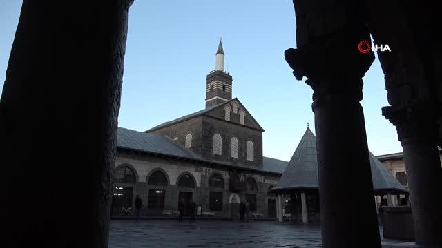 Yüzlerce vatandaş bayram namazı için tarihi Ulu Cami'ye akın etti