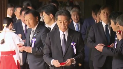 기시다, 야스쿠니에 공물...의원 87명 집단참배 / YTN