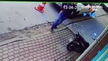 Yoldan geçenlere aldırmadı, marketin önünde duran motosikleti güpegündüz böyle çaldı