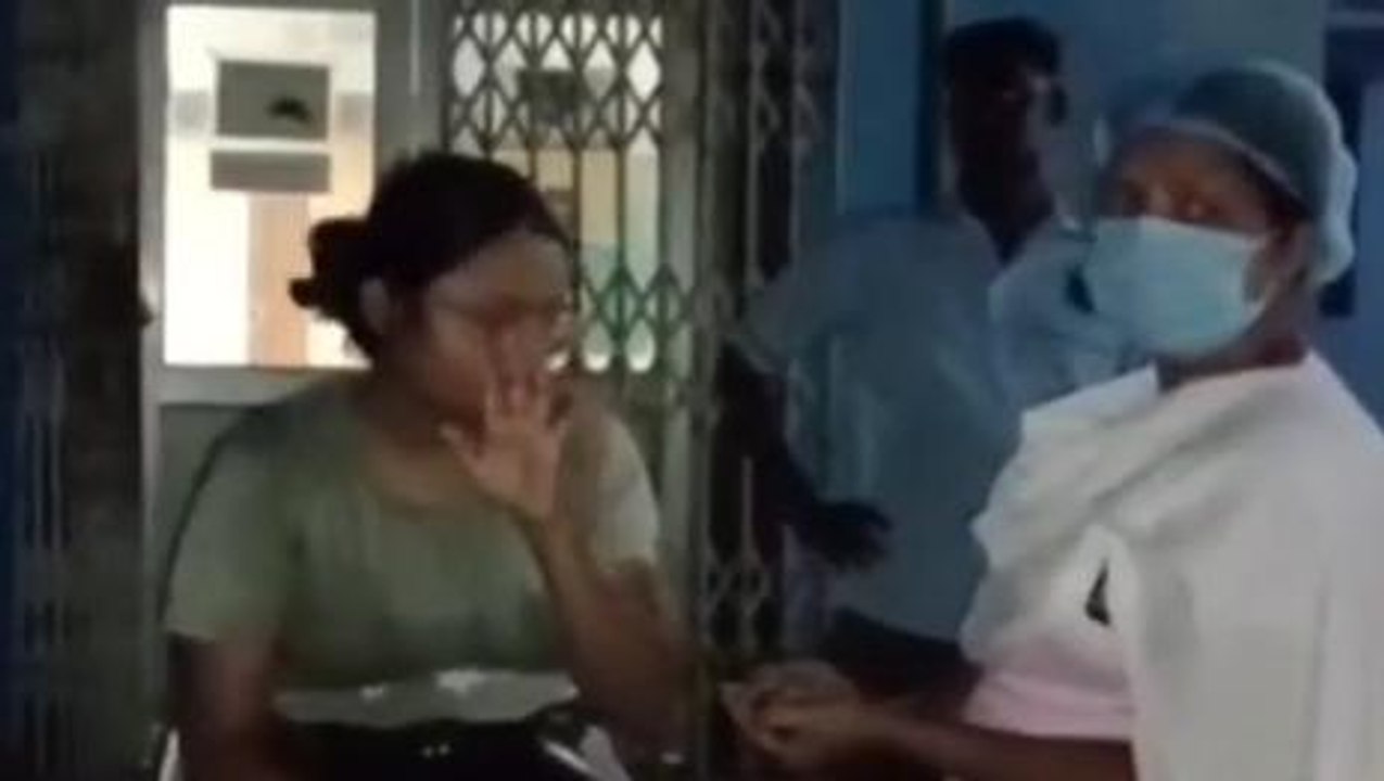 মোবাইল উদ্ধার করতে ট্রেন থেকে ঝাঁপ নার্সের, তারপর যা ঘটলো.....