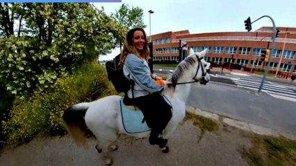 Cesena, le negano lo smart working: va al lavoro a cavallo