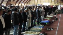 Paris'te 2 bin Müslüman bayram namazını kapalı spor salonunda kıldı