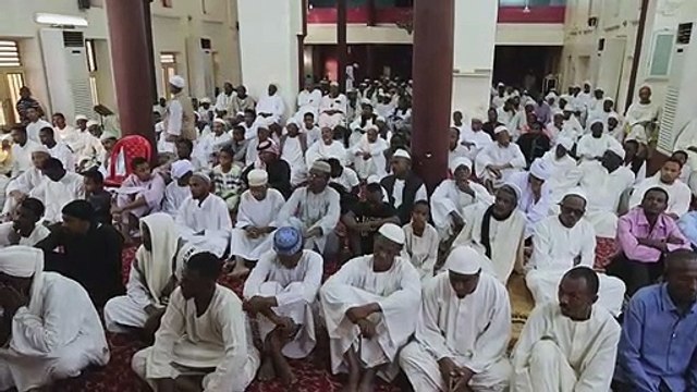 السودانيون يؤدون صلاة العيد رغم استمرار المعارك