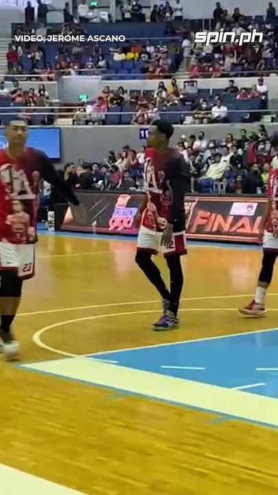 Justin Brownlee joins teammates in warmup  #PBA...