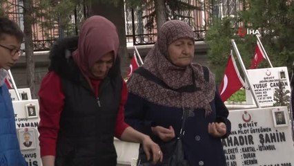 Kahramanmaraş'ta şehit olan evlatlarının mezarı başında bayramı karşıladılar
