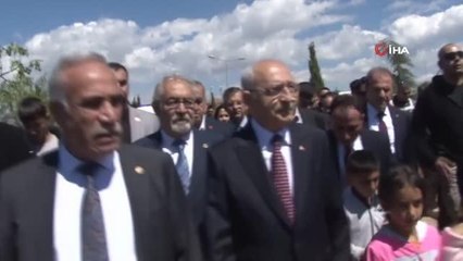 Kılıçdaroğlu, depremzedelerin mezarına karanfil bıraktı