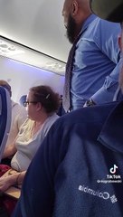 Caos sul volo di linea perché un bimbo piange disperatamente